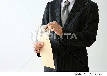 お金を数える男性 お金を数える男性 27720708