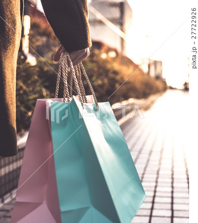 買い物帰り 27722926