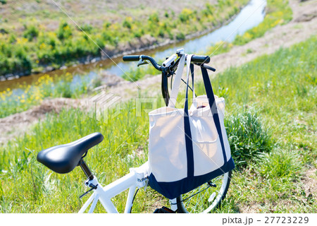土手をサイクリング 土手をサイクリング 27723229
