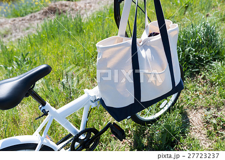 土手をサイクリング 27723237