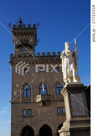 サン・マリノ共和国のリベルタ広場と政庁 27723316