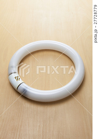 切れた丸型蛍光灯 27728779