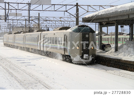 降雪の中を行く特急列車・JR北海道 27728830