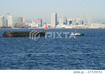横浜港の街並みと港を走る艀 27729352