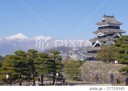信州 国宝 初冬の松本城 冠雪の北アルプスと 戦国時代建造の天守閣 松本観光の中心 信州 国宝 初冬の松本城 冠雪の北アルプスと 戦国時代建造の天守閣 松本観光の中心 27729585