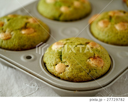 抹茶とホワイトチョコのマフィン 調理画像 (横位置) 抹茶とホワイトチョコのマフィン 調理画像 (横位置) 27729782