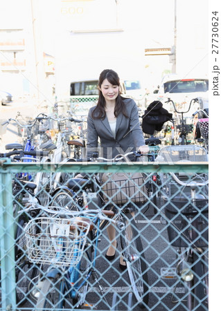 自転車で通勤する女性　コインパーキング　 27730624