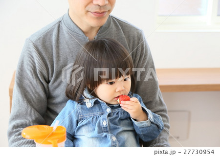 イチゴを食べる女の子 27730954
