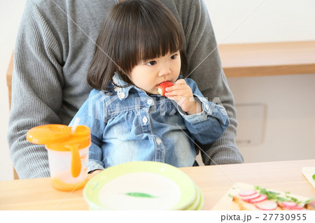 イチゴを食べる女の子 イチゴを食べる女の子 27730955
