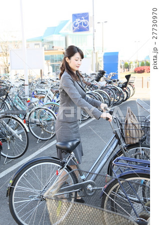 自転車で通勤する女性 コインパーキング の写真素材