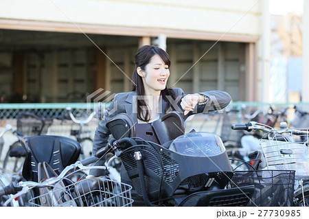 働くお母さん ワーキングマザー ママチャリ の写真素材