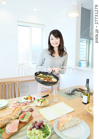 食事の準備をする女性　フードコーディネーター　 27731279
