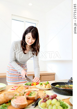 食事の準備をする女性　フードコーディネーター　 27731285