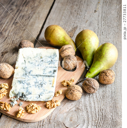 Blue cheese with pears and walnuts Blue cheese with pears and walnuts 27733811