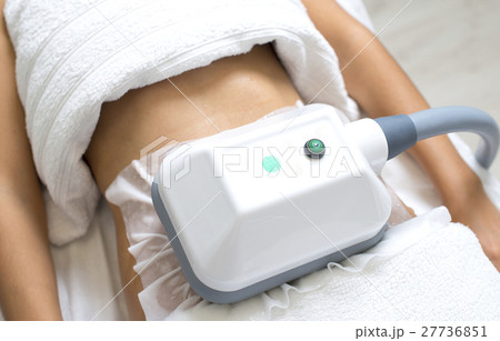 young woman getting cryolipolyse treatment  27736851