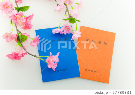 年金手帳と桜　 27739331
