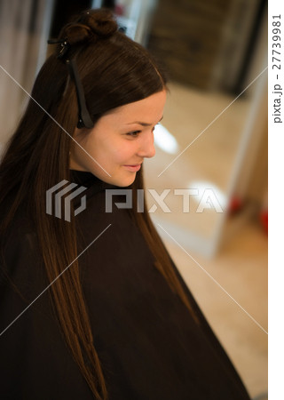 Girl brunette in a hair salon 27739981