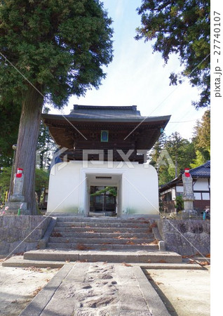 信州　飯島町の寺院聖徳寺　山門　縦　伊那七福神の福禄寿がある 27740107
