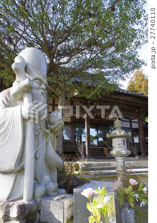 信州 飯島町の寺院聖徳寺 本堂と福禄寿像 縦 伊那七福神 信州 飯島町の寺院聖徳寺 本堂と福禄寿像 縦 伊那七福神 27740110