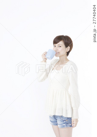 コーヒーカップを持つ若い女性 27740404