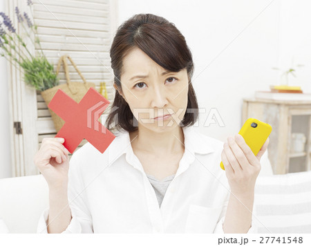 ミドル女性 スマートフォン ばつ印 ミドル女性 スマートフォン ばつ印 27741548