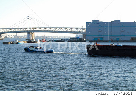 横浜港を走る艀と大黒橋 27742011