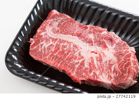 牛肉イメージ　肩ステーキ　生肉 27742119