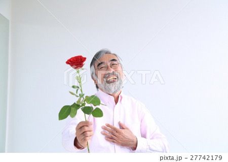 バラを差し出す男性の写真素材