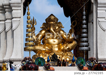 バンコクの伊勢丹百貨店前に鎮座するガネーシャ像 27742395