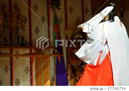 厄除け祈願　神楽を奉納する巫女 27742754