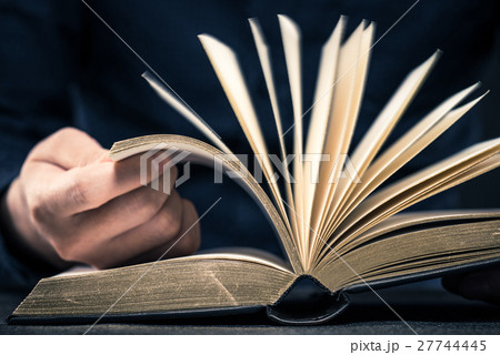 本を読む男性の手 ボディーパーツの写真素材