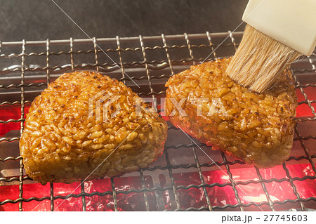 焼きおにぎり　grilled rice ball japanese food 27745603
