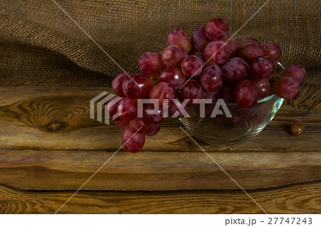 Bunch of red grapes Bunch of red grapes 27747243