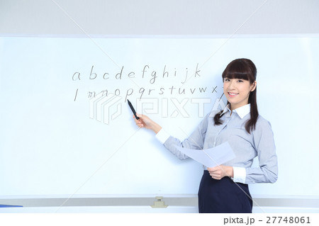 英語を教える女性 英語を教える女性 27748061