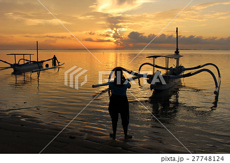 サヌ－ルビ－チ、朝日を見る人 27748124