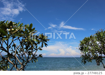 バリ、サヌ－ルの青空 27748125