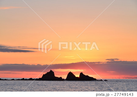 真鶴三ツ石海岸の夜明け 27749143