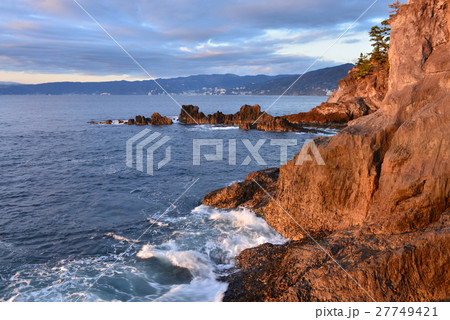 真鶴三ツ石、番場浦海岸、打ち寄せる波 真鶴三ツ石、番場浦海岸、打ち寄せる波 27749421