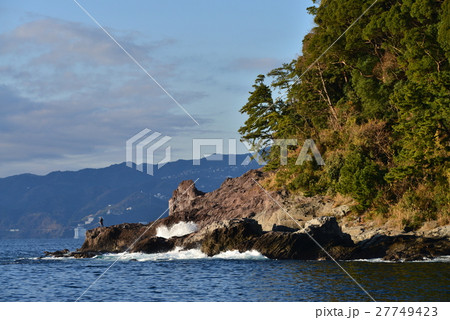 真鶴三ツ石、番場浦海岸、打ち寄せる波 真鶴三ツ石、番場浦海岸、打ち寄せる波 27749423