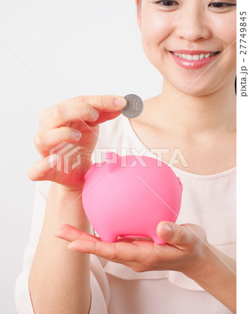 貯金箱に小銭を入れる女性 27749845