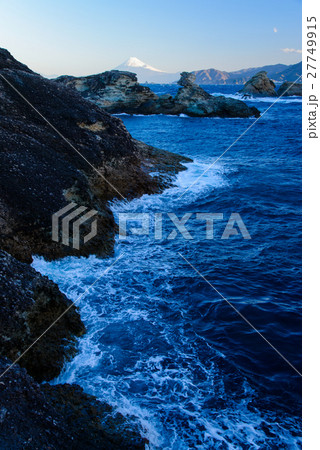西伊豆雲見海岸から海越しに富士山 西伊豆雲見海岸から海越しに富士山 27749915