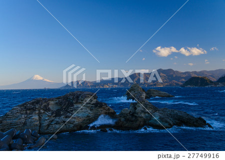 西伊豆雲見海岸奇岩と海越しに富士山 西伊豆雲見海岸奇岩と海越しに富士山 27749916