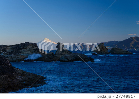 西伊豆雲見海岸奇岩と海越しに富士山 27749917