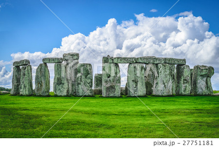 Stonehenge an ancient prehistoric stone monument 27751181
