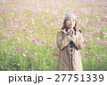 The woman wearing a jacket 27751339