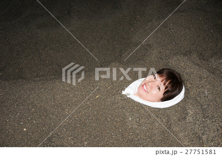 砂浴中の女性 砂浴中の女性 27751581