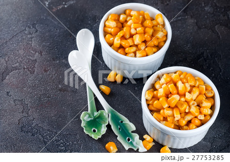 Boiled corn kernels in white cups 27753285