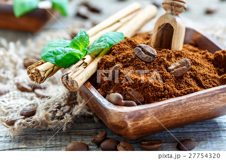 Scoop and cinnamon in bowl with the ground coffee. 27754320
