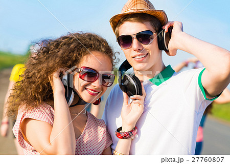 young couple 27760807