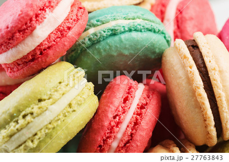 Set of delicious macaroons 27763843